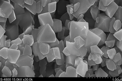 Cell Lab LNMO (LiNi₀.₅Mn₁.₅O₄) spinel powder — high-voltage 5 V cobalt-free cathode material for lithium-ion batteries, delivering > 130 mAh/g capacity, > 90 % efficiency, and superior cycle stability for EV and energy storage R&D.