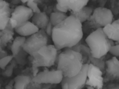 Cell Lab Na₂⁄₃(Fe₁⁄₂Mn₁⁄₂)O₂ powder (3N purity, ≤3 µm, 100 g) – high-capacity P2-type sodium-ion battery cathode material offering 180 mAh/g, 520 Wh/kg, and stable cycling performance.