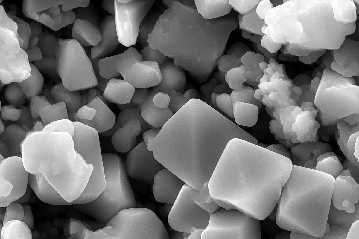 Cell Lab LiMn₂O₄ spinel cathode powder (D50 11–17 µm, > 99 % purity) is a cobalt-free, cost-effective cathode material offering > 115 mAh/g capacity, high-rate performance, and long cycle stability for lithium-ion batteries.