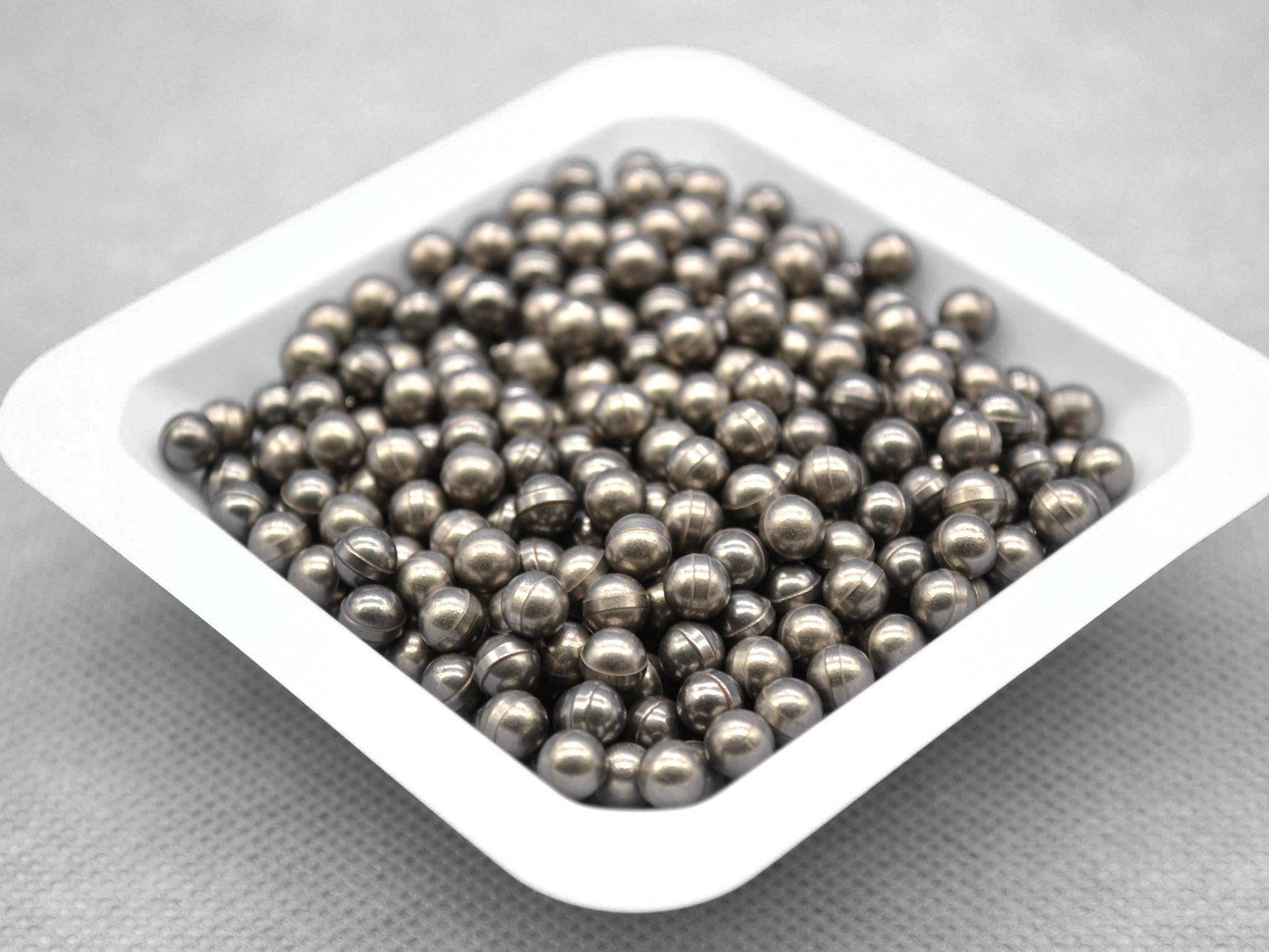 Cell Lab polished tungsten carbide (WC-Co) grinding and milling media balls — 1 kg packs (3-20 mm) with high density, excellent wear resistance, and chemical stability, ideal for planetary ball milling, metal powder refining and hard material grinding.