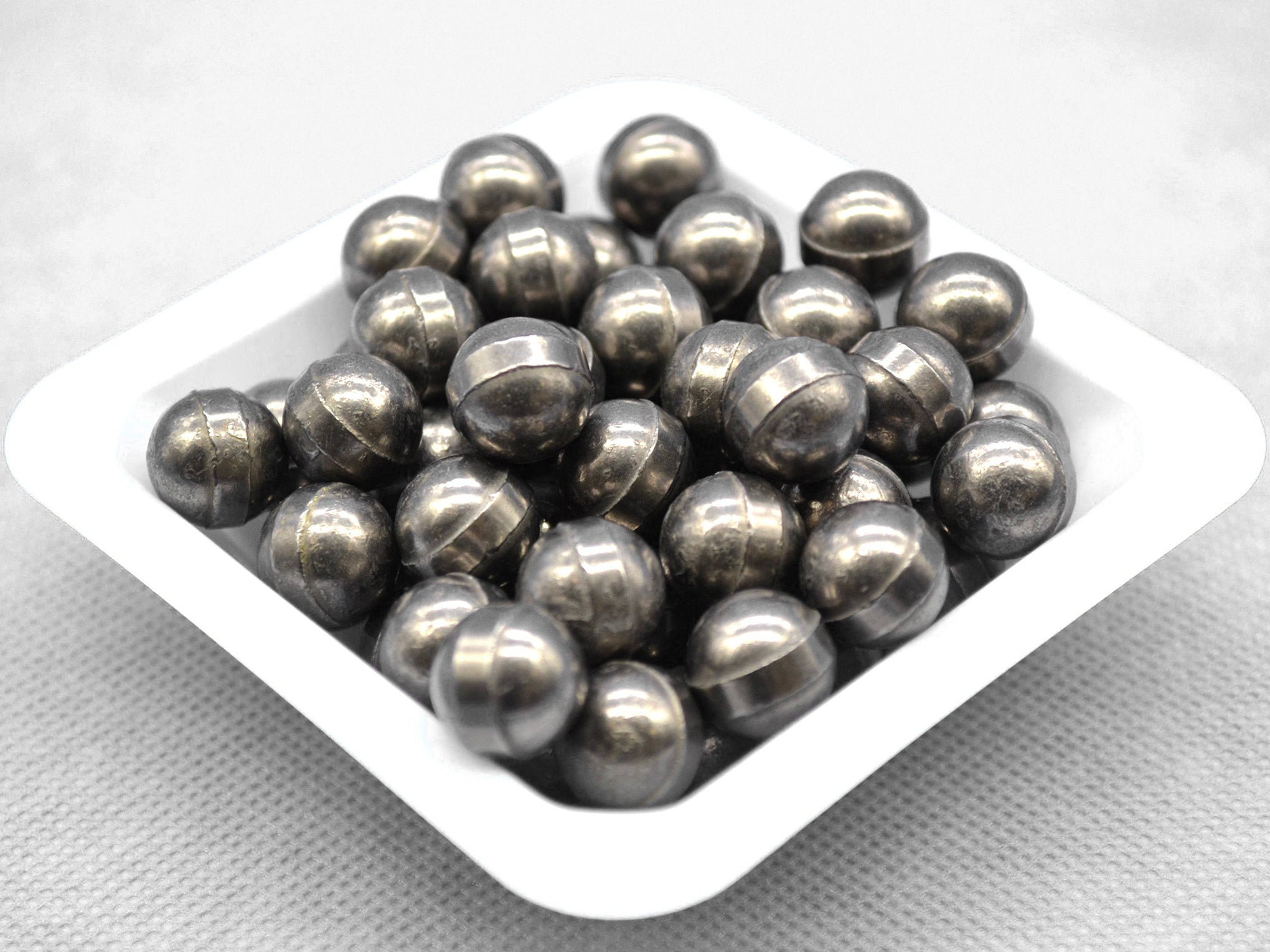 Cell Lab polished tungsten carbide (WC-Co) grinding and milling media balls — 1 kg packs (3-20 mm) with high density, excellent wear resistance, and chemical stability, ideal for planetary ball milling, metal powder refining and hard material grinding.