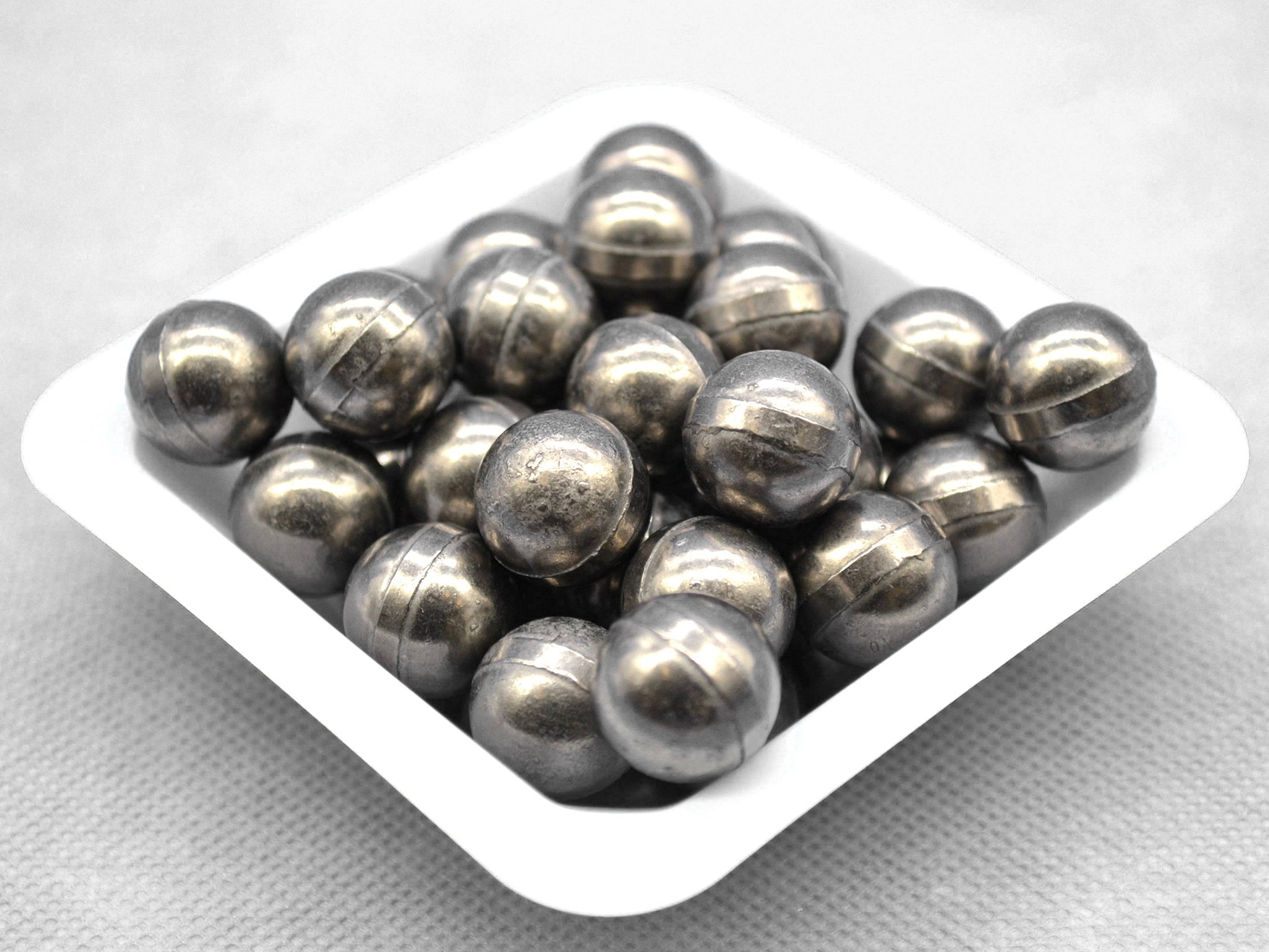 Cell Lab polished tungsten carbide (WC-Co) grinding and milling media balls — 1 kg packs (3-20 mm) with high density, excellent wear resistance, and chemical stability, ideal for planetary ball milling, metal powder refining and hard material grinding.