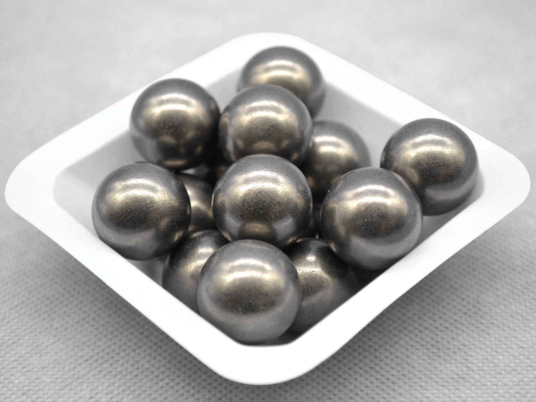 Cell Lab polished tungsten carbide (WC-Co) grinding and milling media balls — 1 kg packs (3-20 mm) with high density, excellent wear resistance, and chemical stability, ideal for planetary ball milling, metal powder refining and hard material grinding.