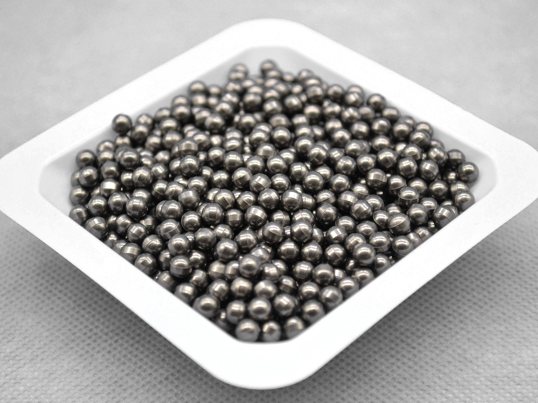 Cell Lab polished tungsten carbide (WC-Co) grinding and milling media balls — 1 kg packs (3-20 mm) with high density, excellent wear resistance, and chemical stability, ideal for planetary ball milling, metal powder refining and hard material grinding.